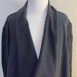 Turo by Vince Camuto Intense gray, Size M long sleeve, with a zipper